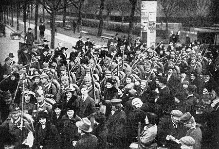 Auszug der Kriegsfreiwilligen aus Berlin am 30. November 1914