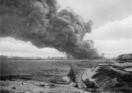 Belgien 1914: Ein brennendes Petroleumlager in Antwerpen