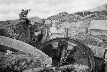 Ein durch österreichisch-ungarische schwere Artillerie vernichtetes Panzerwerk der Festung Przemysl