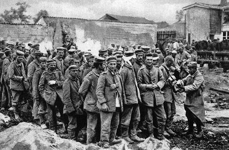 Deutsche Gefangene aus der Herbstschlacht in der Champagne werden verpflegt