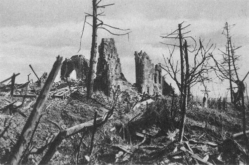 Westfront 1. Weltkrieg: Die Reste der Kirche von Clery (Sommefront)