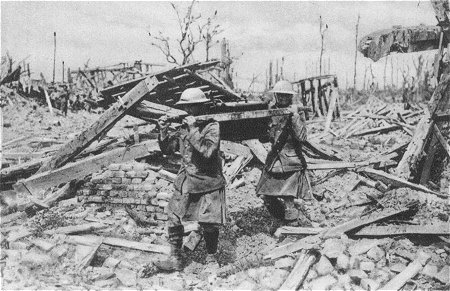 Erster Weltkrieg: Schottische Essentrger im zerstrten Dorf Contalmaison im Sommegebiet