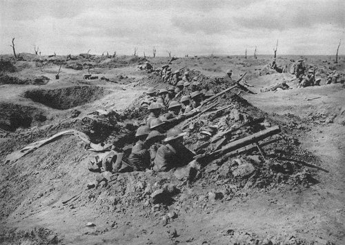 Englische Reserven im Trichtergelände während des Angriffs auf Ginchy (Somme)