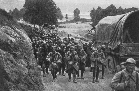 Westfront 1. Weltkrieg: Ein franzsisches Infanterieregiment auf dem Marsch in die Sommeschlacht