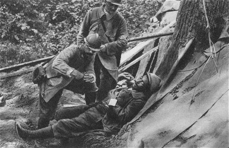 Westfront 1. Weltkrieg: Erste Hilfe fr einen bei der Monacu-Ferme verwundeten Franzosen