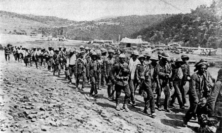 Irak 1916: Bei Kut el Amara gefangene Engländer werden abtransportiert