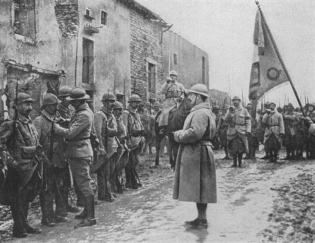 Westfront 1. Weltkrieg: Auszeichnung französischer Soldaten an der Front vor Verdun