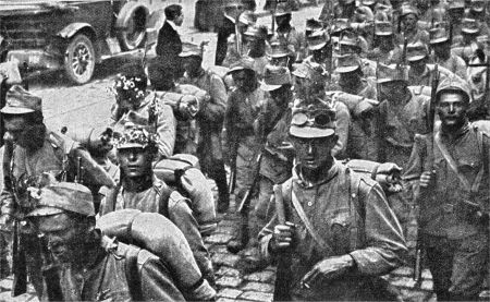 Ostfront 1. Weltkrieg: Österreichisch-ungarische Truppen beim Einmarsch in Tarnopol
