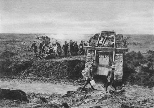 Der 1. Weltkrieg: Ein englischer Tank im Vormarsch während der Schlacht bei Cambrai