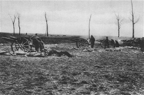 Der 1. Weltkrieg: Britische Feldartillerie an der Straße von Monchy-le-Preux während der Schlacht bei Arras