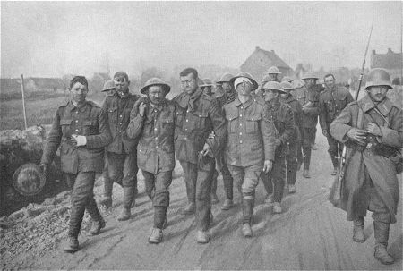 Westfront 1. Weltkrieg: In der Schlacht bei Arras gefangene Engländer werden zurückgebracht