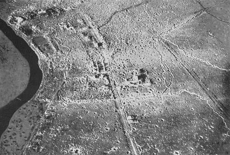 Der 1. Weltkrieg: Fliegeraufnahme der zerstörten Ortschaft La Bassée mit dem Kanal