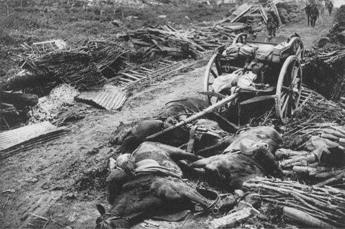 Der 1. Weltkrieg: Artillerievolltreffer in eine Kolonne auf dem Schlachtfeld von Pilkem-St. Jean