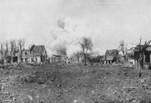 Der 1. Weltkrieg: Schwerer Artillerieeinschlag in den Ruinen von Oppy