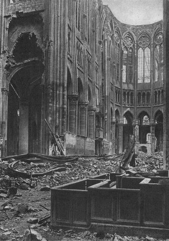 Der 1. Weltkrieg: Das Innere der zerstörten Kathedrale von St. Quentin