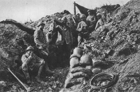 Französische Infanterie in einem Schützengraben vor Verdun 