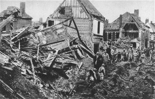 Westfront 1. Weltkrieg: Eine von deutschen Minen zerwühlte Straße in Roye