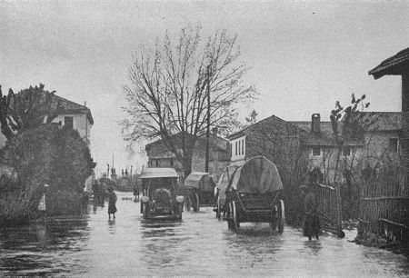 Italien 1. Weltkrieg: Österreichisch-ungarische Nachschubtruppen im Überschwemmungsgebiet der Piave
