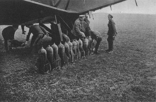Der 1. Weltkrieg: Ein englisches Kampfflugzeug wird mit Bomben beladen