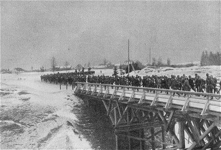 Der 1. Weltkrieg: Deutsche Truppen bei der Überschreitung der Bahnlinie Riga - Petersburg