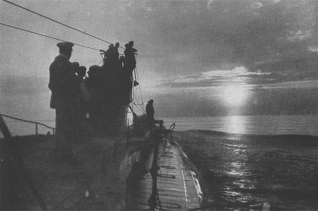 Seekrieg 1918: U 35 bei Sonnenuntergang im Mittelmeer