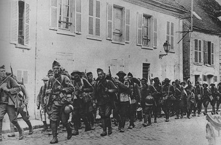 Westfront 1. Weltkrieg: Amerikanische Soldaten der 166. Infanterie-Division betreten La Ferte-sous-Jouarre