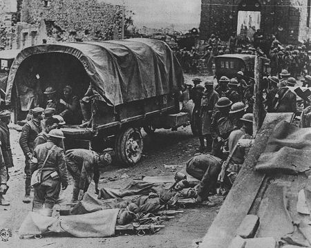Westfront 1. Weltkrieg: Amerikanische und deutsche Verwundete werden in Cuisy auf Lkw verladen