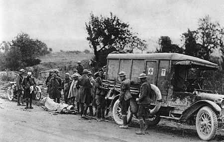 Westfront 1. Weltkrieg: Amerikanische Verwundete werden nahe Nantillois mittels Kraftwagen abtransportiert