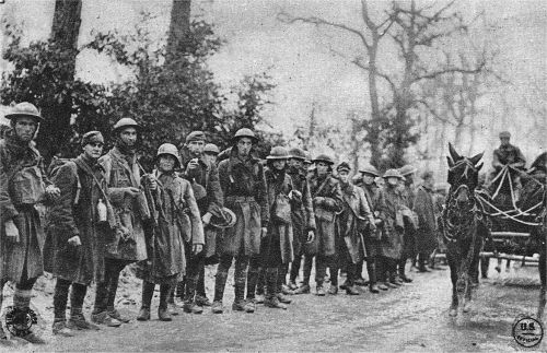Westfront 1. Weltkrieg: Amerikanische Truppen des 125. Infanterie-Regiments verlassen die vorderste Linie