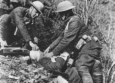 Westfront 1. Weltkrieg: Ein verwundeter Amerikaner bekommt nahe Jaulny Erste Hilfe geleistet