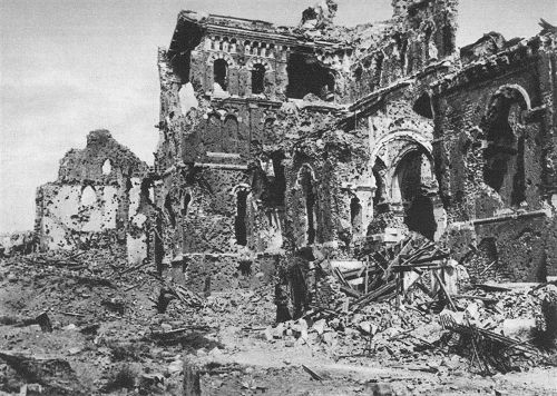 Der 1. Weltkrieg: Die Trümmer der Basilika von Albert