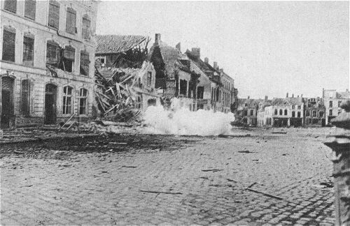 Westfront 1. Weltkrieg: Ein Artillerieeinschlag auf dem Marktplatz von  Bailleul