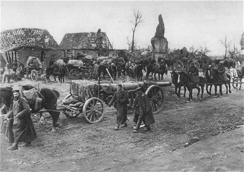 Deutsche schwere Artillerie im Vormarsch bei Bapaume