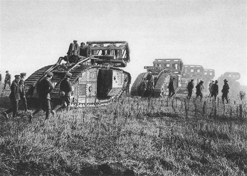 Der 1. Weltkrieg: Bei Bellicourt zum Angriff auf die "Hindenburg-Linie" vorgehende englische Tanks