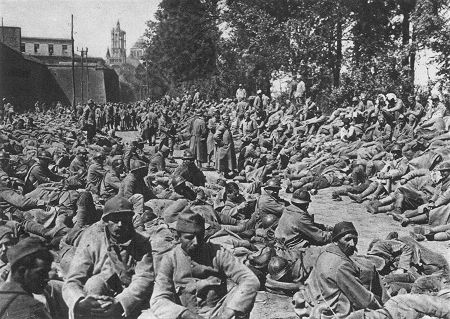 Westfront 1. Weltkrieg: Gefangene Franzosen in der Zitadelle von Laon