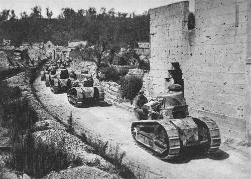 Der 1. Weltkrieg: Französische Tanks durchfahren Nampcel (Oise)