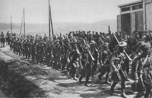 Der 1. Weltkrieg: Schottische Truppen auf dem Marsch zur Front