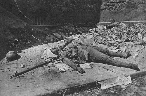 Der 1. Weltkrieg: Ein im Straßenkampf in Soissons gefallener Franzose