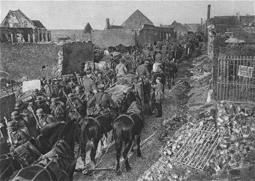 Deutsche Truppen auf dem Vormarsch durch das zerschossene Templeux